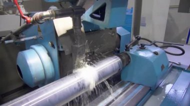 CNC metal öğütme makinesi. Çelik kısmı pürüzsüz parlasın. kaydır