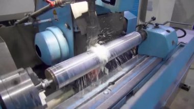 CNC metal öğütme makinesi. Çelik kısmı pürüzsüz parlasın. Metal öğütme sırasında kıvılcımlar. Steadycam.