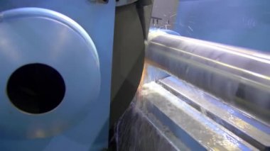 CNC metal öğütme makinesi. Çelik kısmı pürüzsüz parlasın. Metal öğütme sırasında kıvılcımlar.