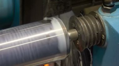 CNC metal öğütme makinesi. Çelik kısmı pürüzsüz parlasın. Metal öğütme sırasında kıvılcımlar.