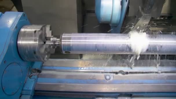 Rectificadora de metal CNC. Hacer que la parte de acero suave para brillar. Chispas durante la molienda de metal. diapositiva — Vídeos de Stock