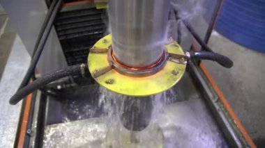 Metal indüksiyon sertleştirme makinesi. Yüksek frekanslı bir akımla metali söndürme işlemi. Çelik şaftın sertleşmesi.