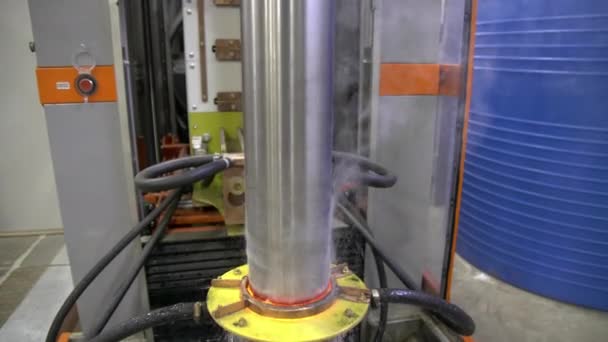 Metalen inductiehardende machine. Proces van het blussen van metaal met een hoge frequentie stroom. Verharding van de stalen schacht. — Stockvideo