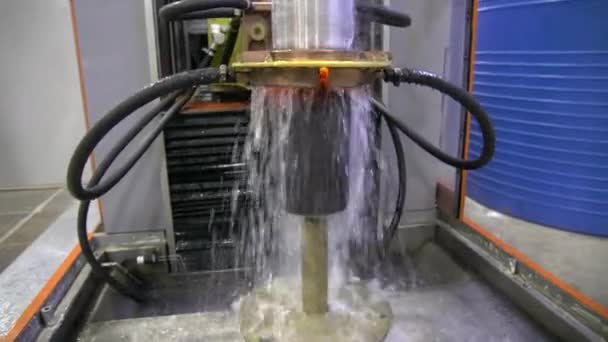 Metall induktion härdning maskin. Processen att släcka metall med en högfrekvent ström. Stålaxelns härdning. — Stockvideo