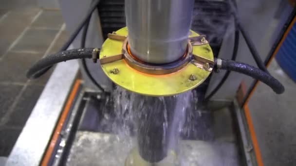 Industriehärtungsmaschine für Metall. Prozess zum Abschrecken von Metall mit einem Hochfrequenzstrom. Verhärtung der Stahlwelle. — Stockvideo