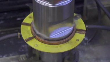 Metal indüksiyon sertleştirme makinesi. Yüksek frekanslı bir akımla metali söndürme işlemi. Çelik bir parçanın sertleşmesi.