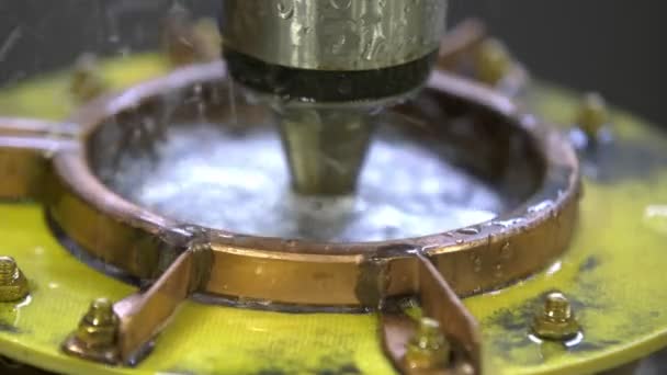 Máquina de endurecimiento por inducción de metal. Proceso de enfriamiento de metal con una corriente de alta frecuencia. Endurecimiento del eje de acero. Enfriamiento — Vídeo de stock