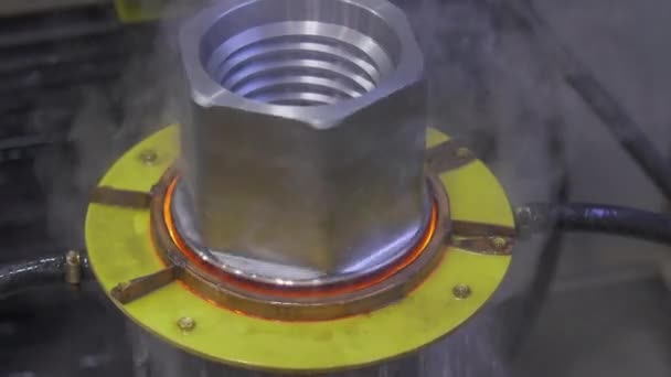 Metal indüksiyon sertleştirme makinesi. Yüksek frekanslı bir akımla metali söndürme işlemi. Çelik bir parçanın sertleşmesi. — Stok video