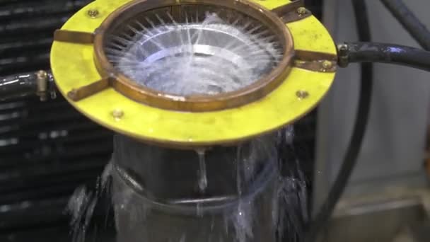 金属誘導焼入れ機。高周波電流で金属を焼結するプロセス。冷却 — ストック動画