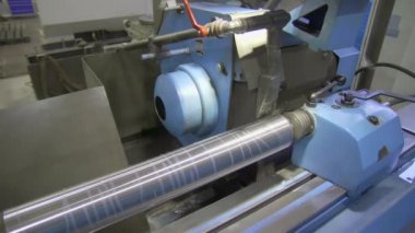 CNC metal öğütme makinesi. Çelik kısmı pürüzsüz parlasın. Metal öğütme sırasında kıvılcımlar. Makine çalışmaya başladı