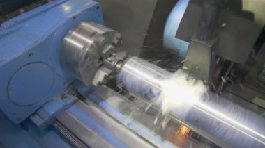 CNC metal öğütme makinesi. Çelik kısmı pürüzsüz parlasın. Metal öğütme sırasında kıvılcımlar.