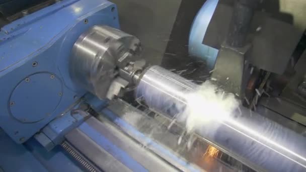 CNC-Metallschleifmaschine. Machen Sie das Stahlteil glatt zu glänzen. Funken beim Metallschleifen. — Stockvideo