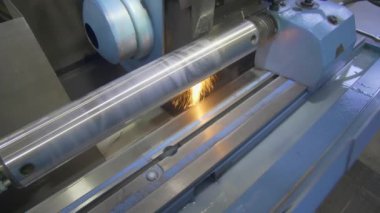 CNC metal öğütme makinesi. Çelik kısmı pürüzsüz parlasın. Metal öğütme sırasında kıvılcımlar.