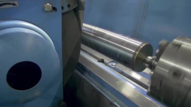 CNC metal öğütme makinesi. Çelik kısmı pürüzsüz parlasın. Metal öğütme sırasında kıvılcımlar.