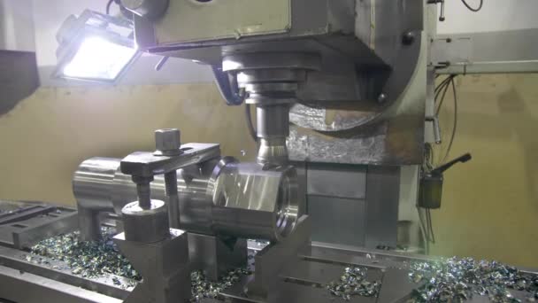 Fresadora corta metal haciendo parte. Proceso de metalurgia . — Vídeo de stock