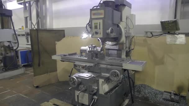 铣床切割金属零件.金属加工的过程。Stadycam — 图库视频影像