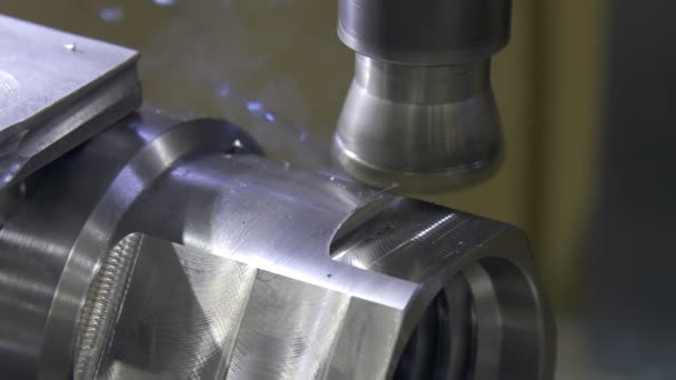 Freesmachine snijdt metaal maken deel uit. Proces van metaalbewerking. Close-up — Stockvideo