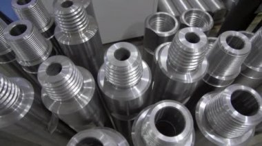 Metal parçaları üretildikten sonra depoda. Üçlü bağlantı. Sondaj çubukları üretimi. Madencilik