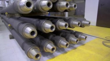 Metal parçaları üretildikten sonra depoda. Üçlü bağlantı. Sondaj çubukları üretimi. Madencilik