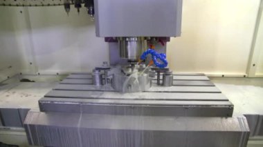 CNC değirmen makinesi çalışıyor. Metal parçalarının üretimi. Steadycam.