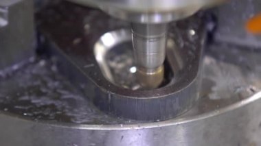 CNC değirmen makinesi çalışıyor. Metal parçalarının üretimi. Yakın plan.