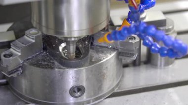 CNC değirmen makinesi çalışıyor. Metal parçalarının üretimi. Yakın plan.