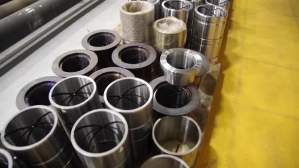 Las piezas de metal están en almacén después de la producción. bujes para excavadoras. Ranuras para lubricación . — Vídeos de Stock