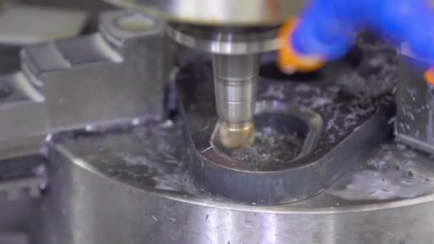 CNC 밀링 기계 가동. 금속 부품의 제조. 클로즈업 — 비디오