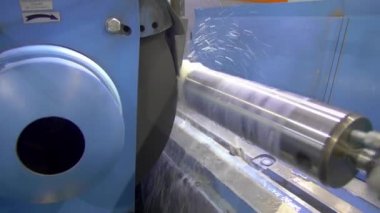 CNC metal öğütme makinesi. Çelik kısmı pürüzsüz parlasın. Metal öğütme sırasında kıvılcımlar.