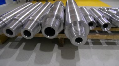 Metal parçaları üretildikten sonra depoda. Üçlü bağlantı. Sondaj çubukları üretimi. Madencilik