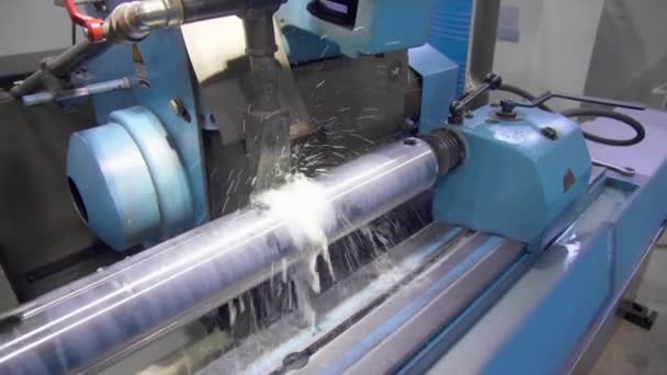 Rectificadora de metal CNC. Hacer que la parte de acero suave para brillar. Chispas durante la molienda de metal. Control deslizante — Vídeo de stock