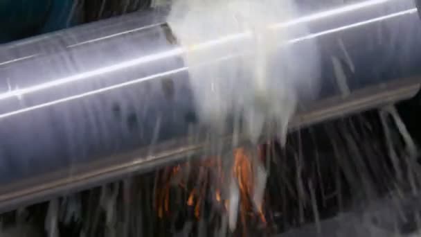 CNC-Metallschleifmaschine. Machen Sie das Stahlteil glatt zu glänzen. Funken beim Metallschleifen. Nahaufnahme — Stockvideo