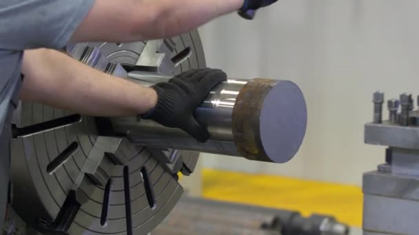 The worker centers the workpiece in the lathe on the metal. The working of metal. — Stock Video