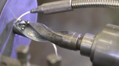 Torna makinesi fabrikada metal parçaları üretir. Torna tezgahındaki boşluğu deliyorum. Kaydırıcı. Yakın çekim..