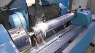 CNC metal öğütme makinesi. Çelik kısmı pürüzsüz parlasın. Metal öğütme sırasında kıvılcımlar.