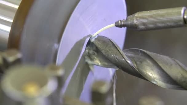 La máquina de torno produce detalles metálicos en fábrica. Perforando el espacio en blanco en el torno. Primer plano. . — Vídeo de stock