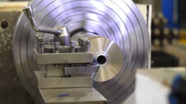 Torna fabrikada metal parçası üretiyor. Torna tezgahının işlenmesi. Metal torna tezgahında. Ağır endüstriyel mekanik ekipmanlar. Kapatın. 4K Yavaş Hareket