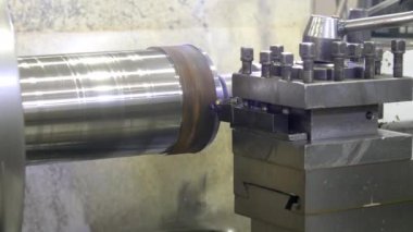 Torna fabrikada metal parçası üretiyor. Torna tezgahının işlenmesi. Metal torna tezgahında. Ağır endüstriyel mekanik ekipmanlar. Kapat..