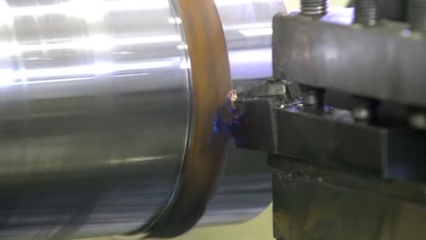 O torno produz a parte metálica na fábrica. Processamento da peça em um torno. Torno de metal de trabalho. Equipamento mecânico da indústria pesada. Fechar . — Vídeo de Stock