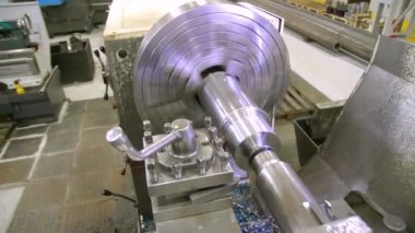 Torna fabrikada metal parçası üretiyor. Torna tezgahının işlenmesi. Metal torna tezgahında. Ağır endüstriyel mekanik ekipmanlar. Stadycam
