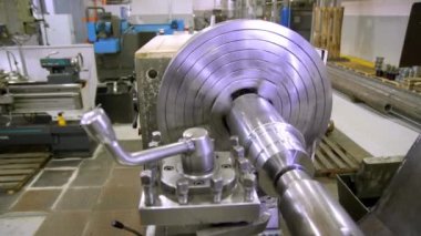 Torna fabrikada metal parçası üretiyor. Torna tezgahının işlenmesi. Metal torna tezgahında. Ağır endüstriyel mekanik ekipman.