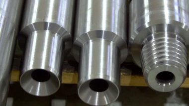 Metal parçaları üretildikten sonra depoda. Üçlü bağlantı. Sondaj çubukları üretimi. Madencilik