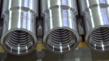 Metal parçaları üretildikten sonra depoda. Üçlü bağlantı. Sondaj çubukları üretimi. Madencilik