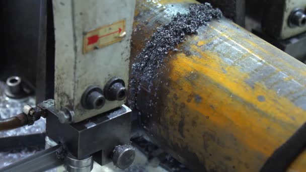 Sierra de banda de contorno en taller. Emulsión de enfriamiento se vierte en la sierra al cortar metal. De cerca. — Vídeos de Stock