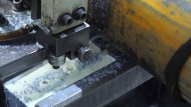 Contour grubu atölyede testere kullanmış. Metal keserken testereye serinletici emülsiyon dökülür. Kaydırıcı