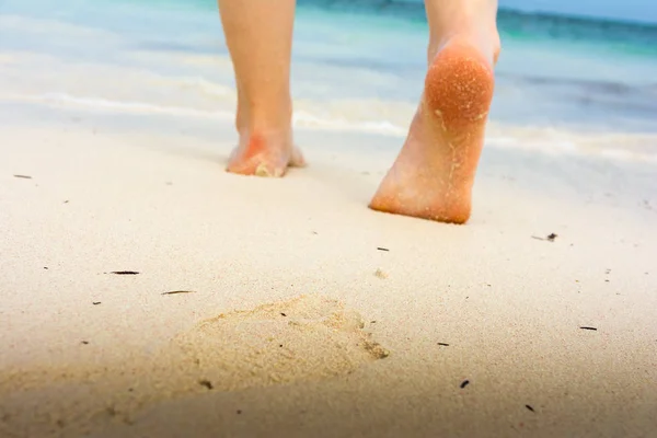 I piedi scalzi della ragazza che camminano — Foto Stock