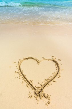 Karayip beyaz kum üzerine çizilmiş kalp