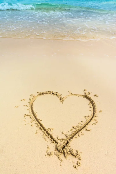 Corazón dibujado sobre arena blanca caribeña — Foto de Stock