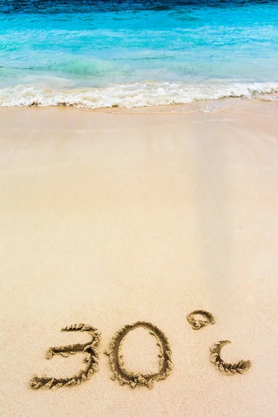 Treinta grados centígrados dibujados sobre arena blanca del Caribe — Foto de Stock