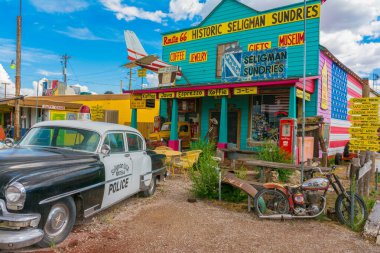 Seligman, Arizona, ABD - 26 Temmuz 2019: Seligman, 66. karayolu üzerindeki turistik durak